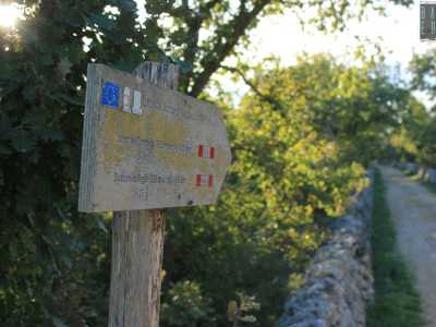 Percorsi 9 km, un cartello in legno segnala il sito...